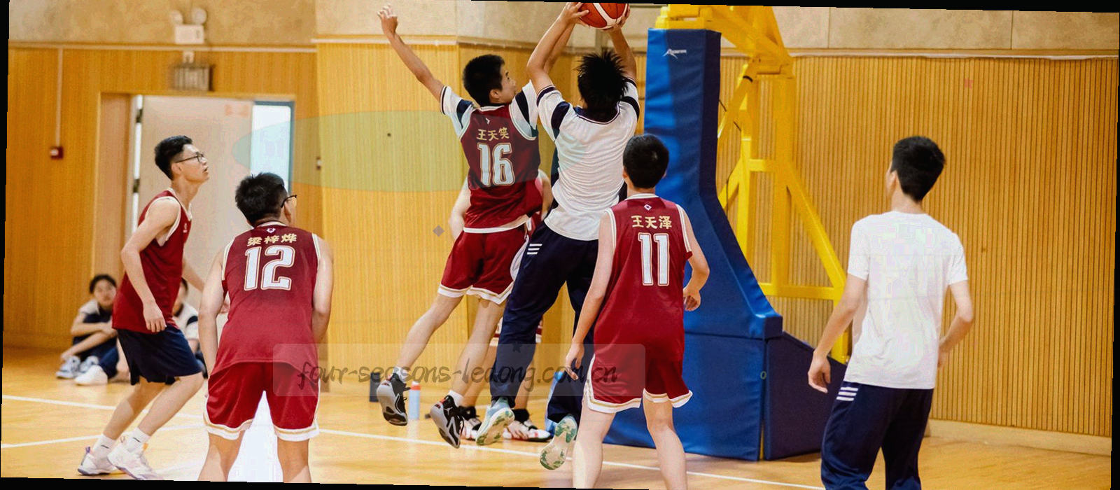 夜间球场边线沿斜向延伸，远端灯带虚化成冷蓝色光斑